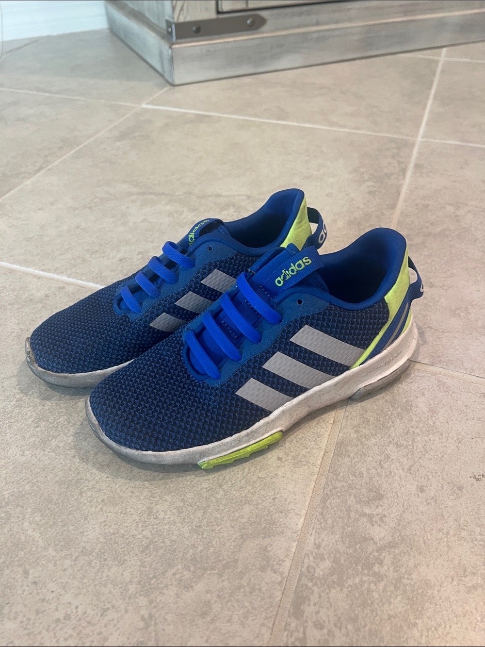 • Adidas Kids Navy Blue Mesh Sneakers with Neon Yellow Accents, size 3 •